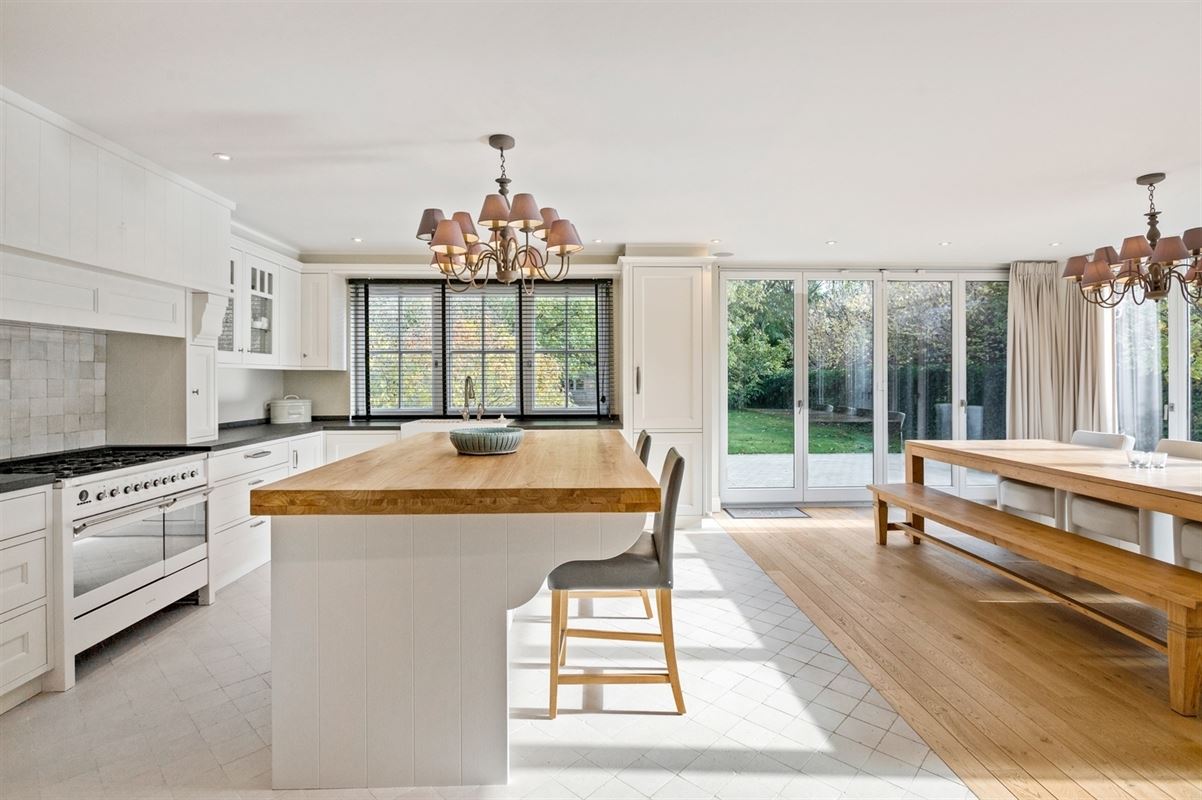 Gerenoveerde villa met bijgebouw op gunstige locatie