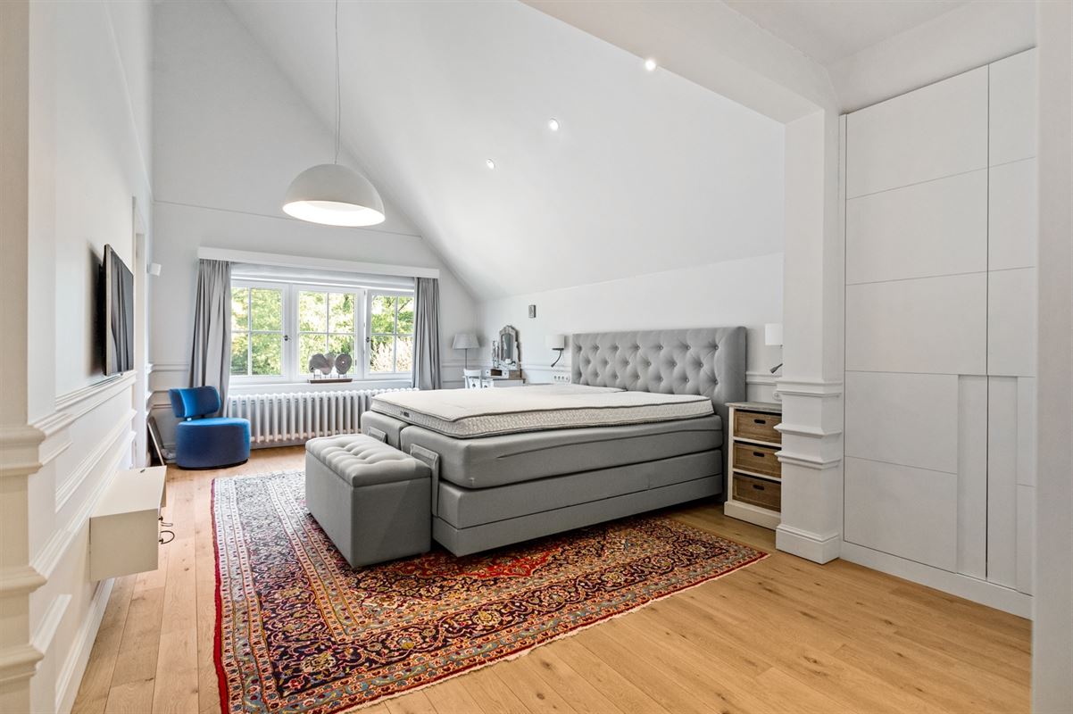 Gerenoveerde villa met bijgebouw op gunstige locatie