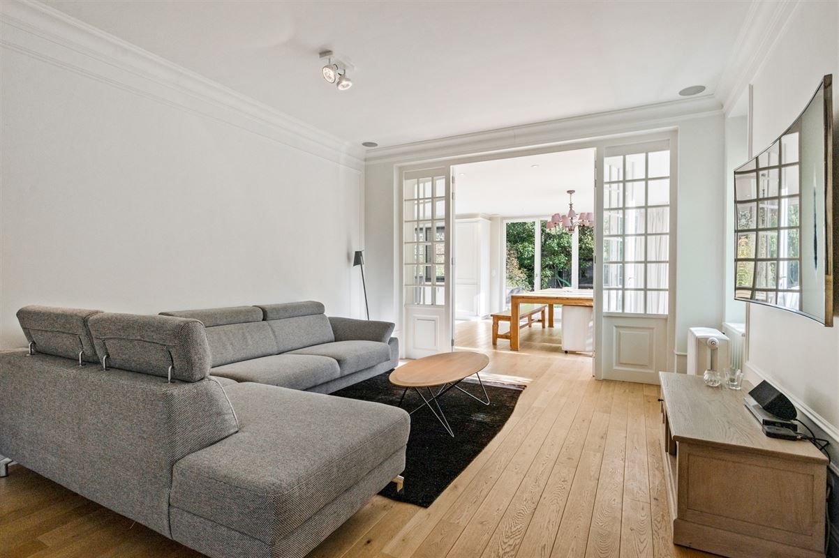 Gerenoveerde villa met bijgebouw op gunstige locatie