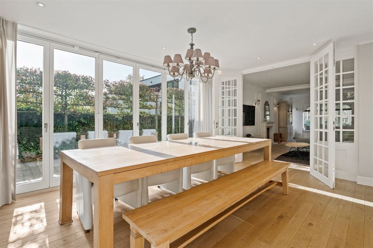 Gerenoveerde villa met bijgebouw op gunstige locatie