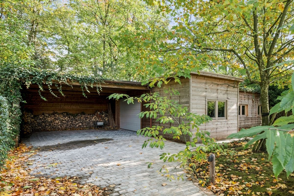 Gerenoveerde villa met bijgebouw op gunstige locatie