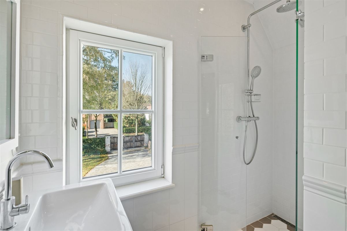 Gerenoveerde villa met bijgebouw op gunstige locatie
