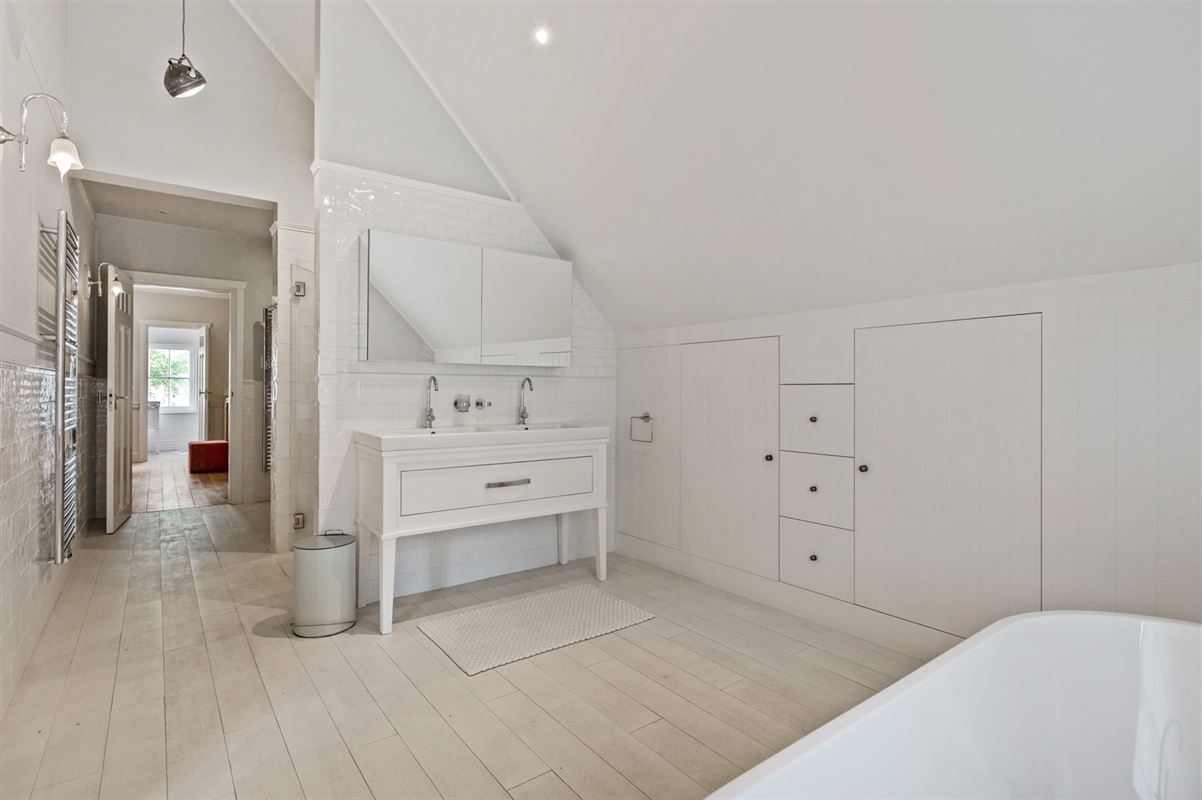 Gerenoveerde villa met bijgebouw op gunstige locatie