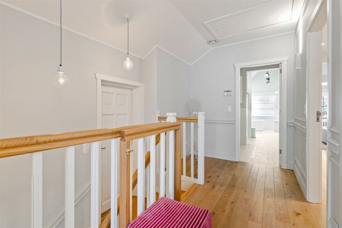 Gerenoveerde villa met bijgebouw op gunstige locatie
