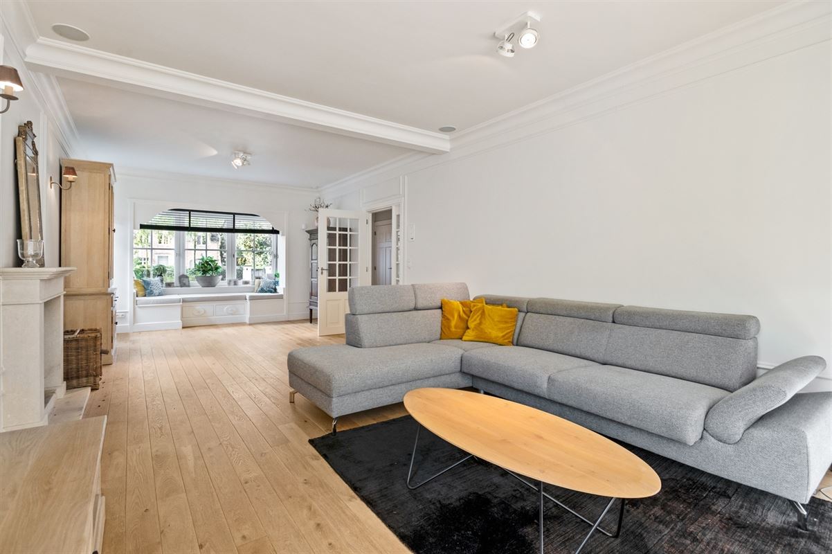 Gerenoveerde villa met bijgebouw op gunstige locatie