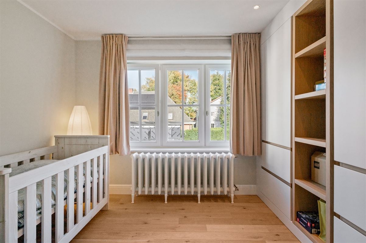 Gerenoveerde villa met bijgebouw op gunstige locatie