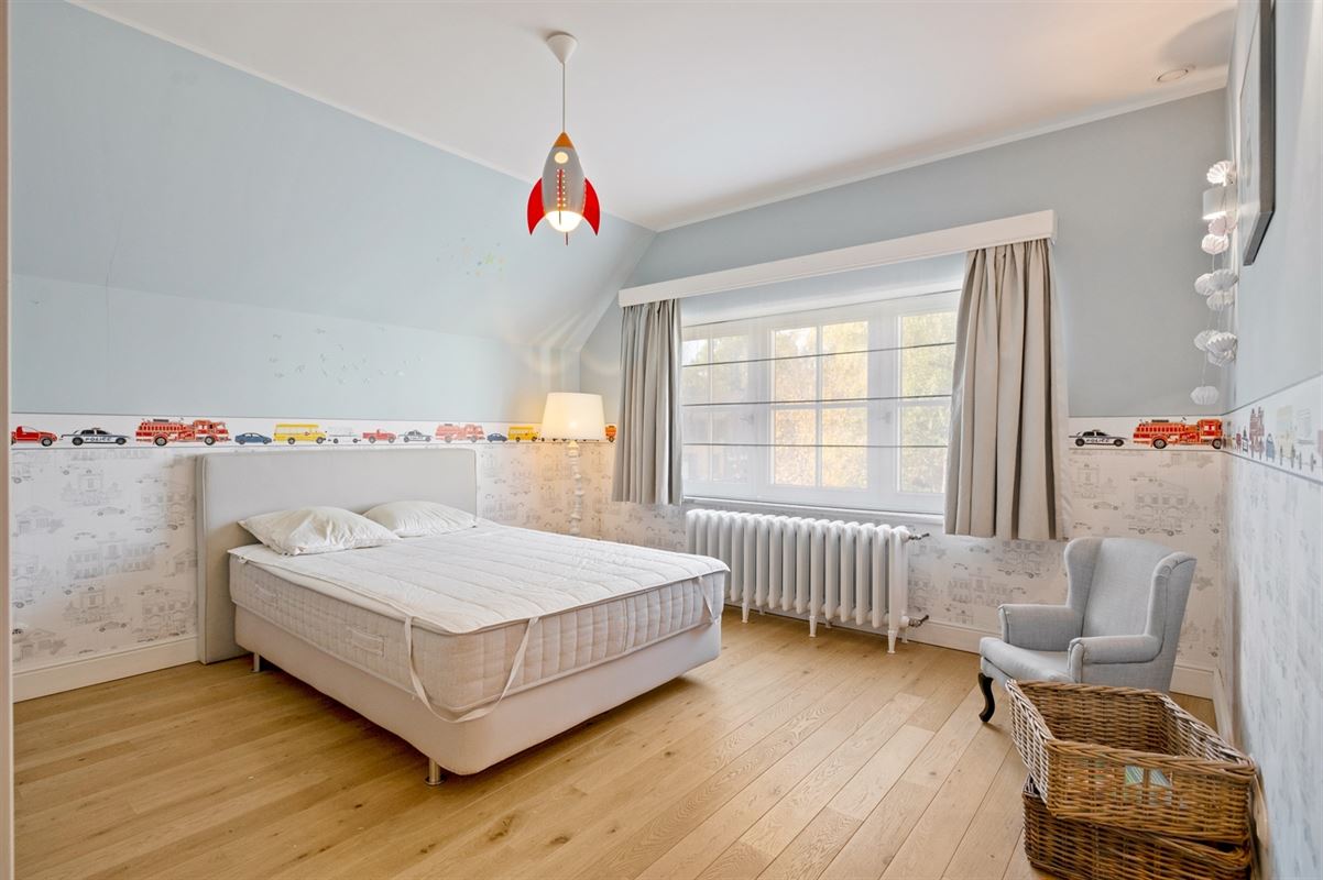 Gerenoveerde villa met bijgebouw op gunstige locatie