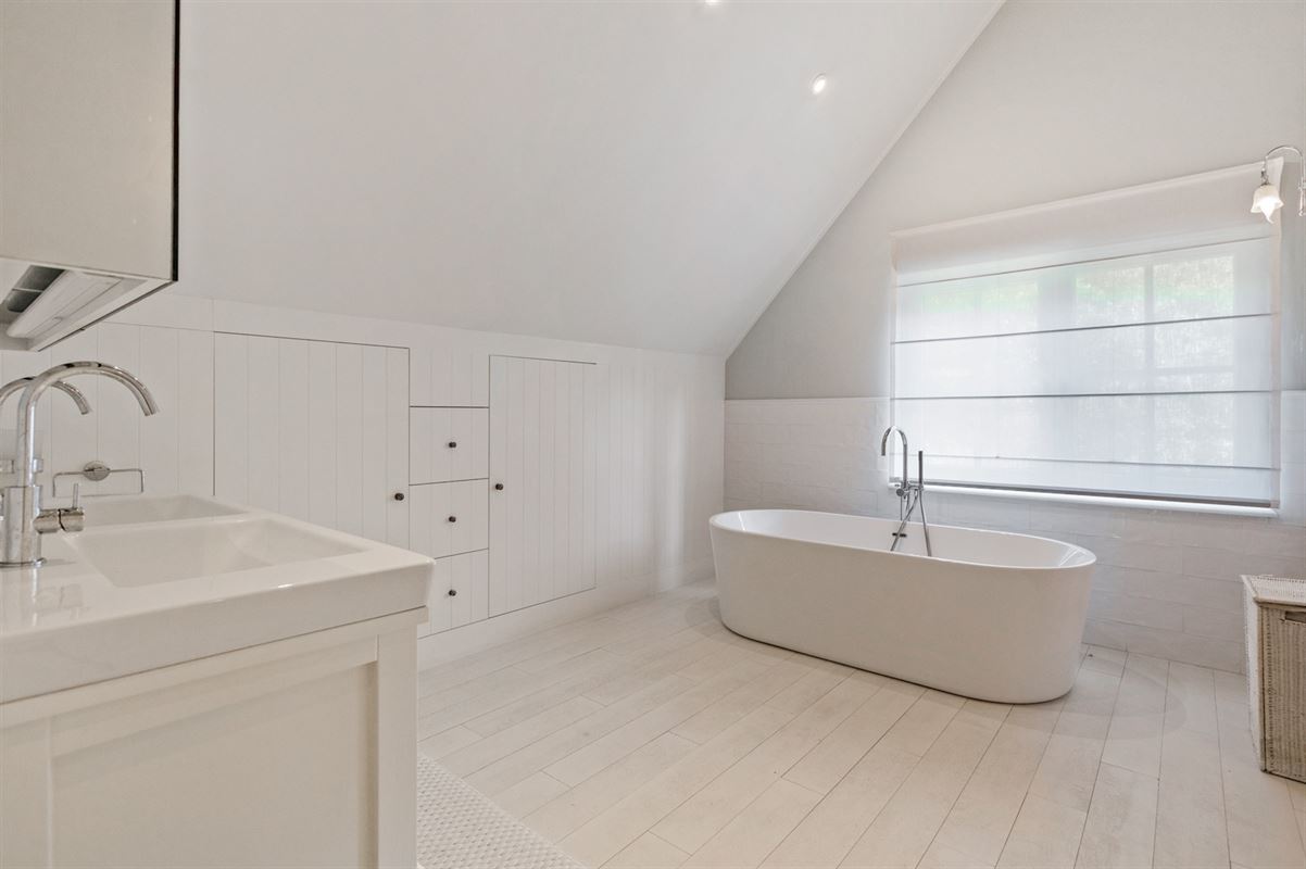 Gerenoveerde villa met bijgebouw op gunstige locatie