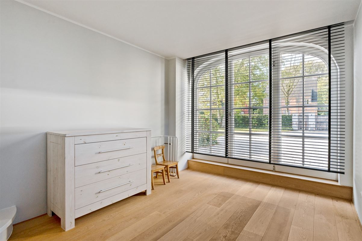 Gerenoveerde villa met bijgebouw op gunstige locatie