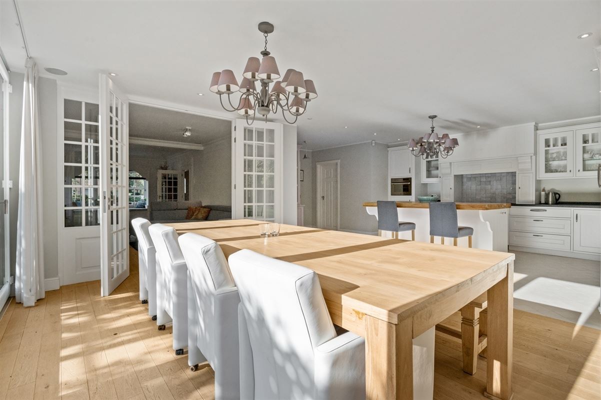 Gerenoveerde villa met bijgebouw op gunstige locatie