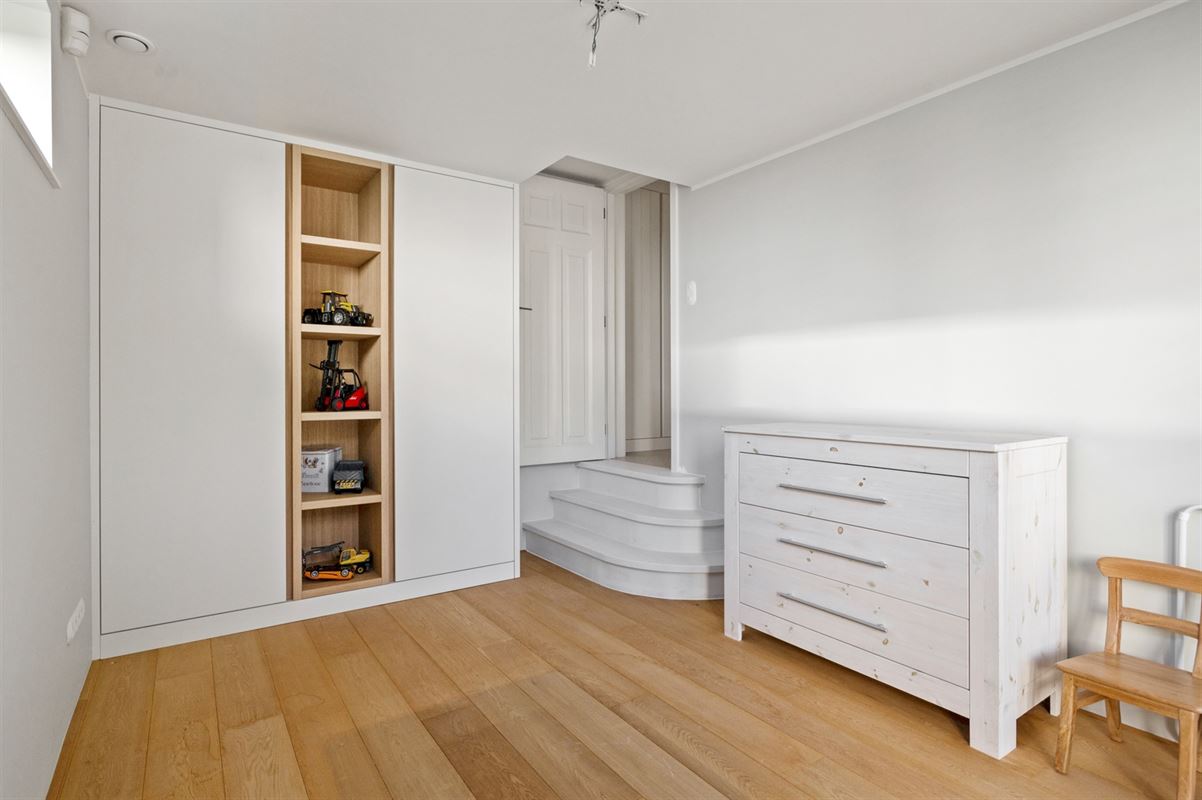 Gerenoveerde villa met bijgebouw op gunstige locatie