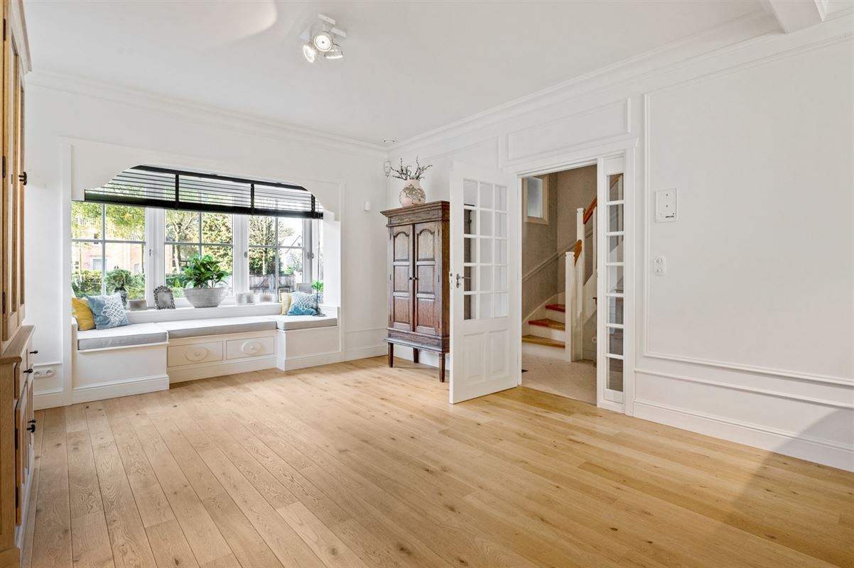 Gerenoveerde villa met bijgebouw op gunstige locatie
