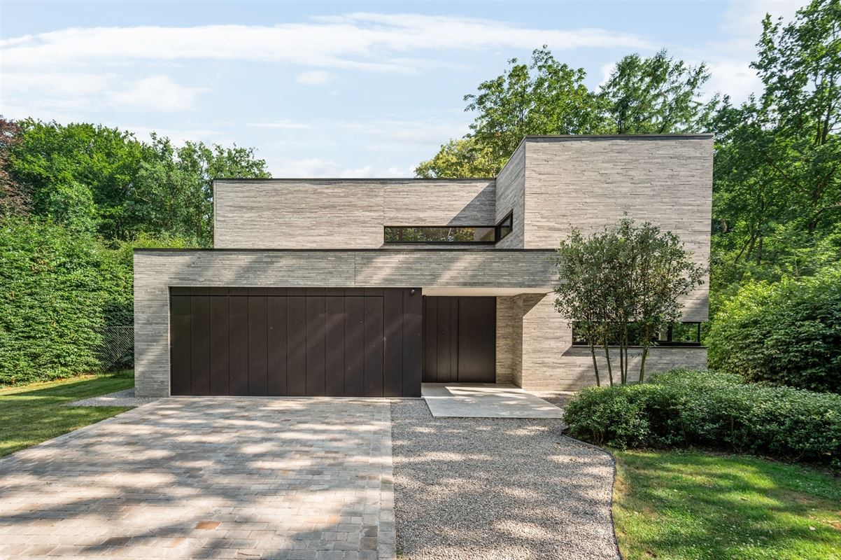Luxury villa in quiet and discreet location