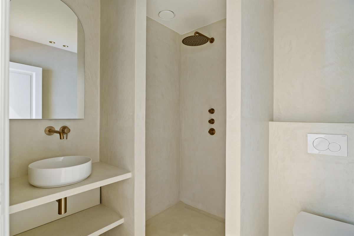 Spacious villa with an indoor pool in a prime location