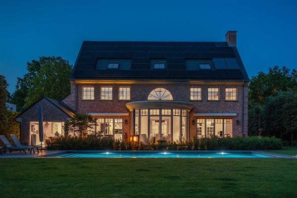 Volledig gerenoveerde villa met zwembad en bijgebouw
