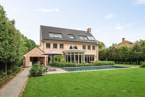 Volledig gerenoveerde villa met zwembad en bijgebouw
