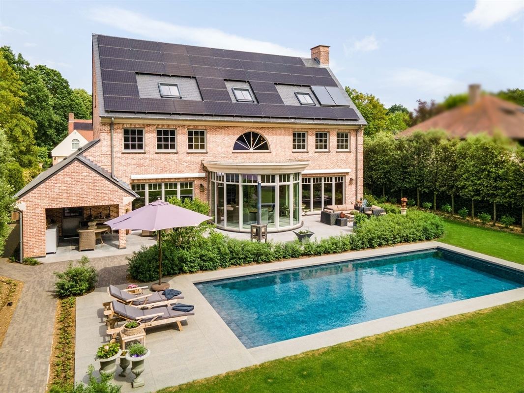 Completely renovated villa with pool and outbuilding