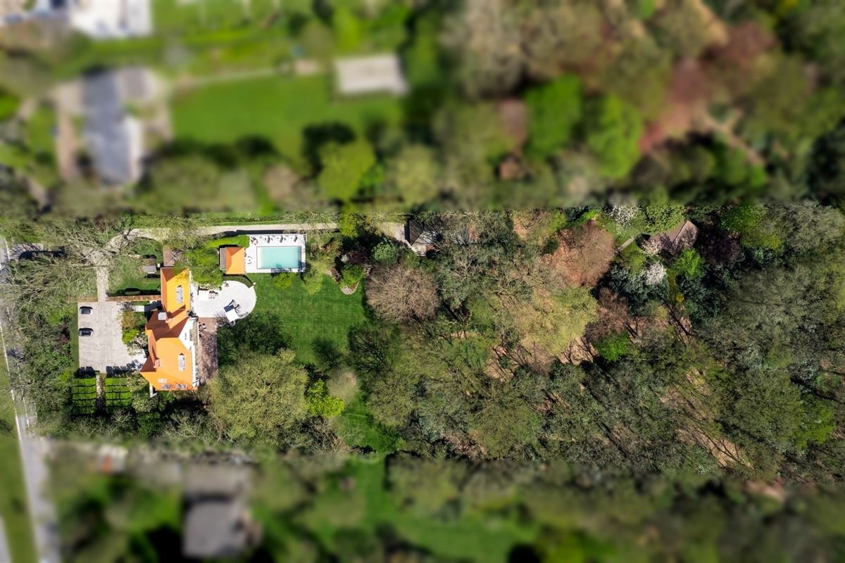 Very spacious villa on approx. 1.7 Ha adjacent to Peerdsbos