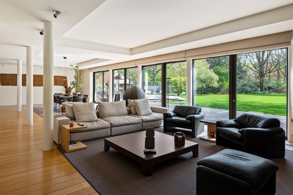 Very spacious villa on approx. 1.7 Ha adjacent to Peerdsbos