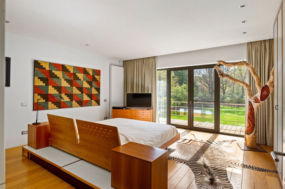 Very spacious villa on approx. 1.7 Ha adjacent to Peerdsbos