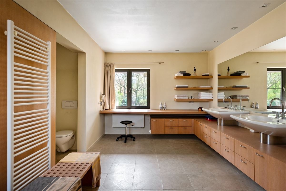 Very spacious villa on approx. 1.7 Ha adjacent to Peerdsbos