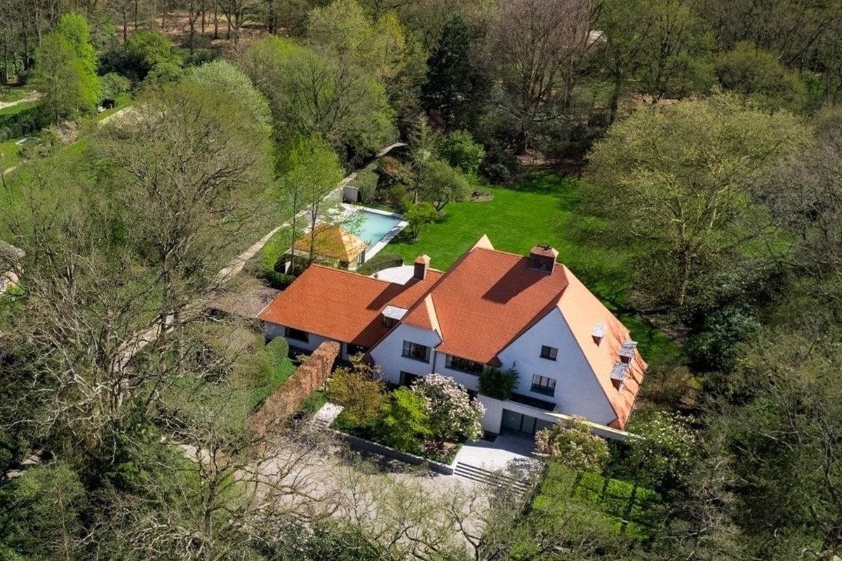 Very spacious villa on approx. 1.7 Ha adjacent to Peerdsbos