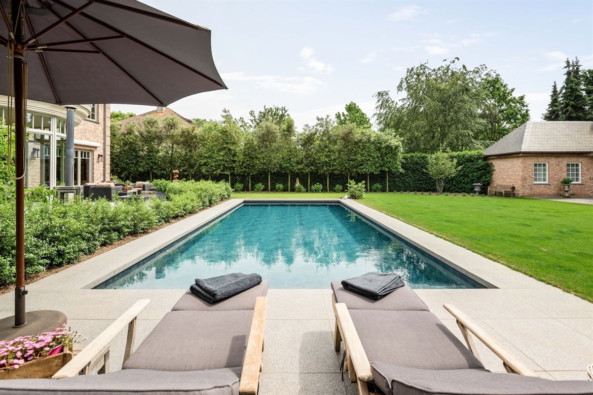 Completely renovated villa with pool and outbuilding