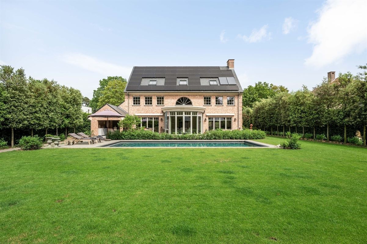Completely renovated villa with pool and outbuilding