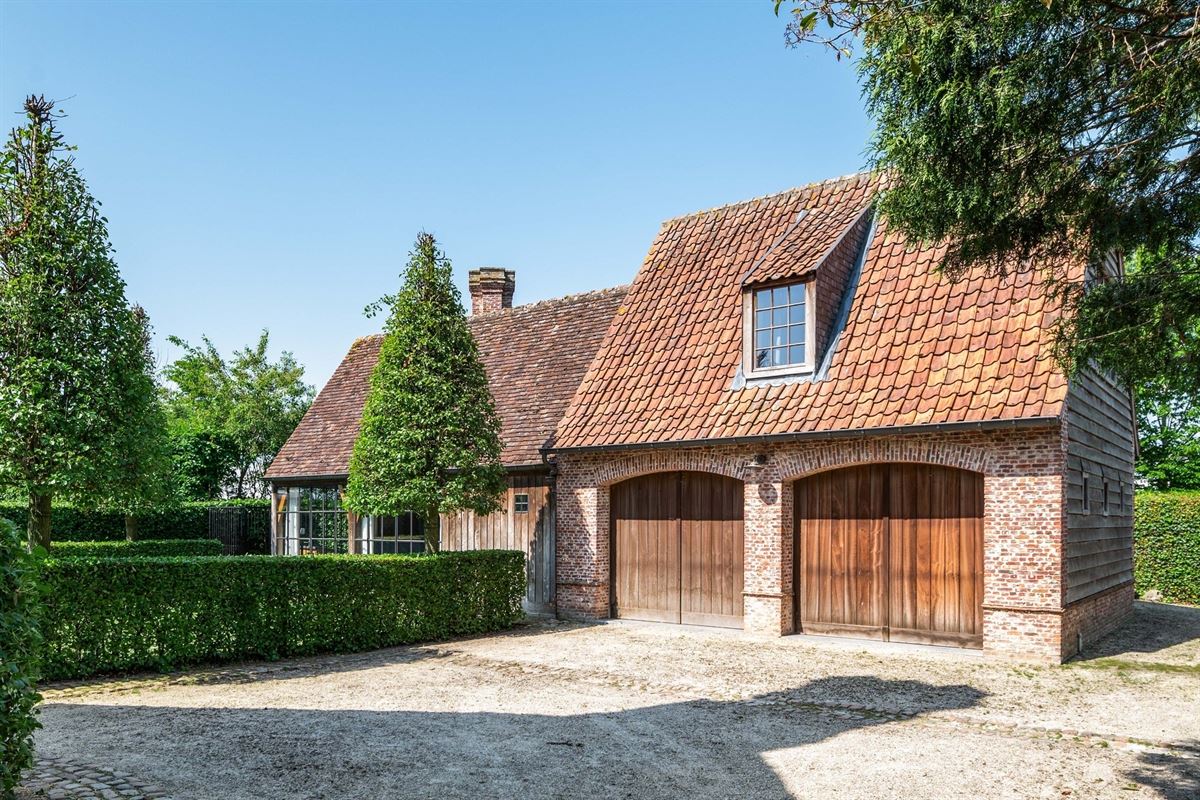 Karaktervolle villa in Engelse Cottage stijl met bijgebouwen nabij het centrum