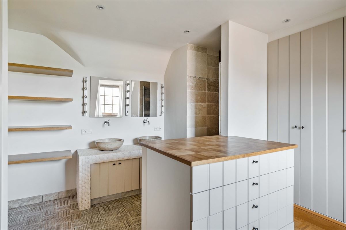 Karaktervolle villa in Engelse Cottage stijl met bijgebouwen nabij het centrum