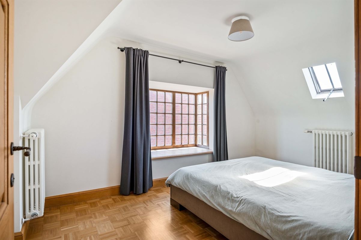 Karaktervolle villa in Engelse Cottage stijl met bijgebouwen nabij het centrum