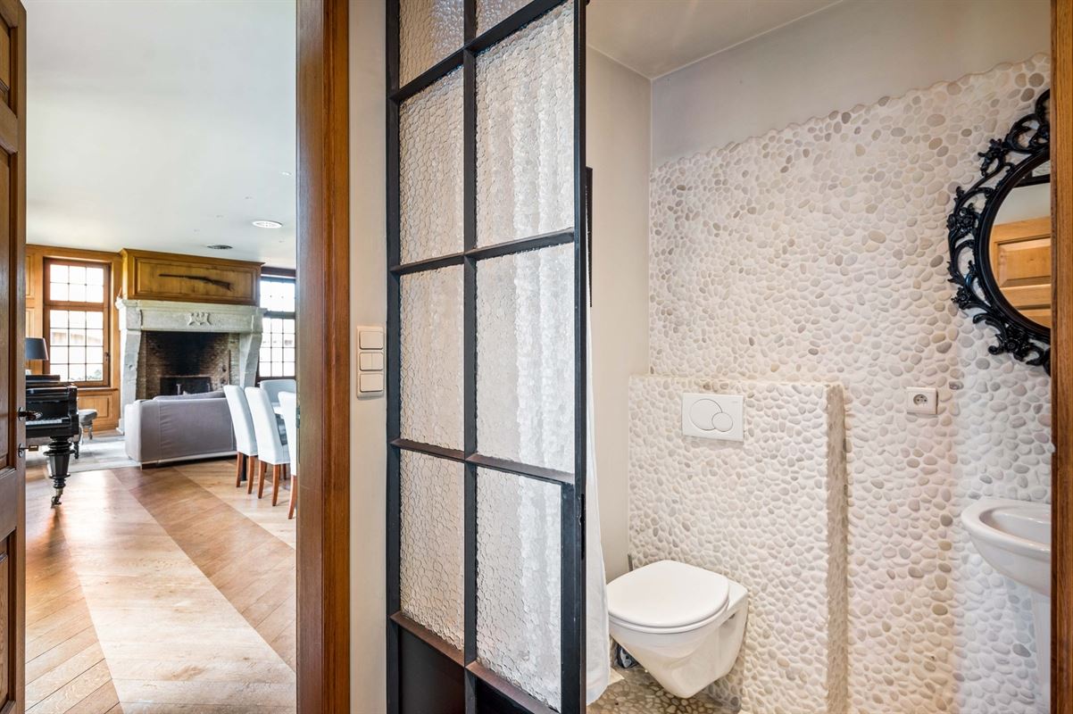 Karaktervolle villa in Engelse Cottage stijl met bijgebouwen nabij het centrum