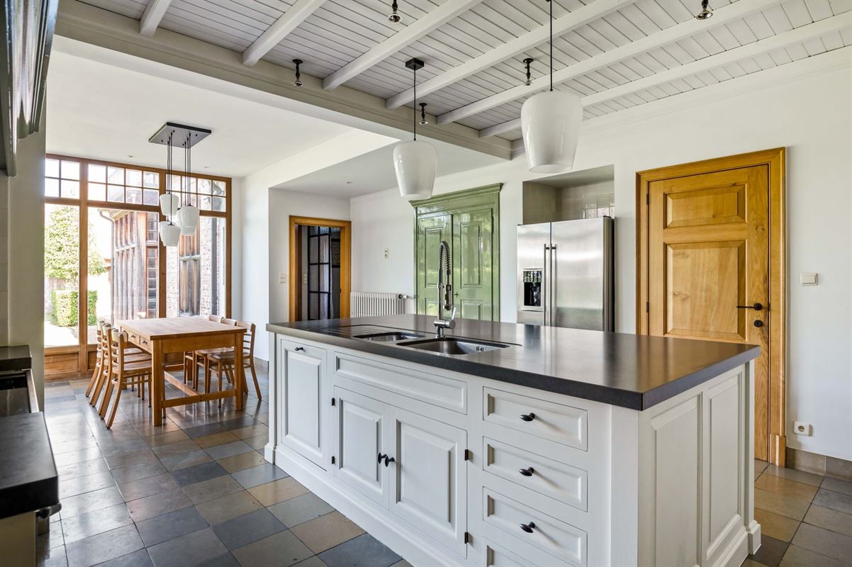 Karaktervolle villa in Engelse Cottage stijl met bijgebouwen nabij het centrum