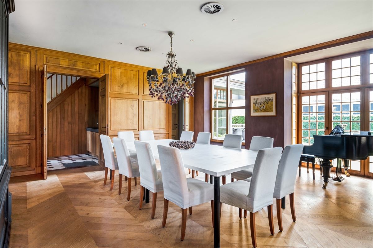Karaktervolle villa in Engelse Cottage stijl met bijgebouwen nabij het centrum