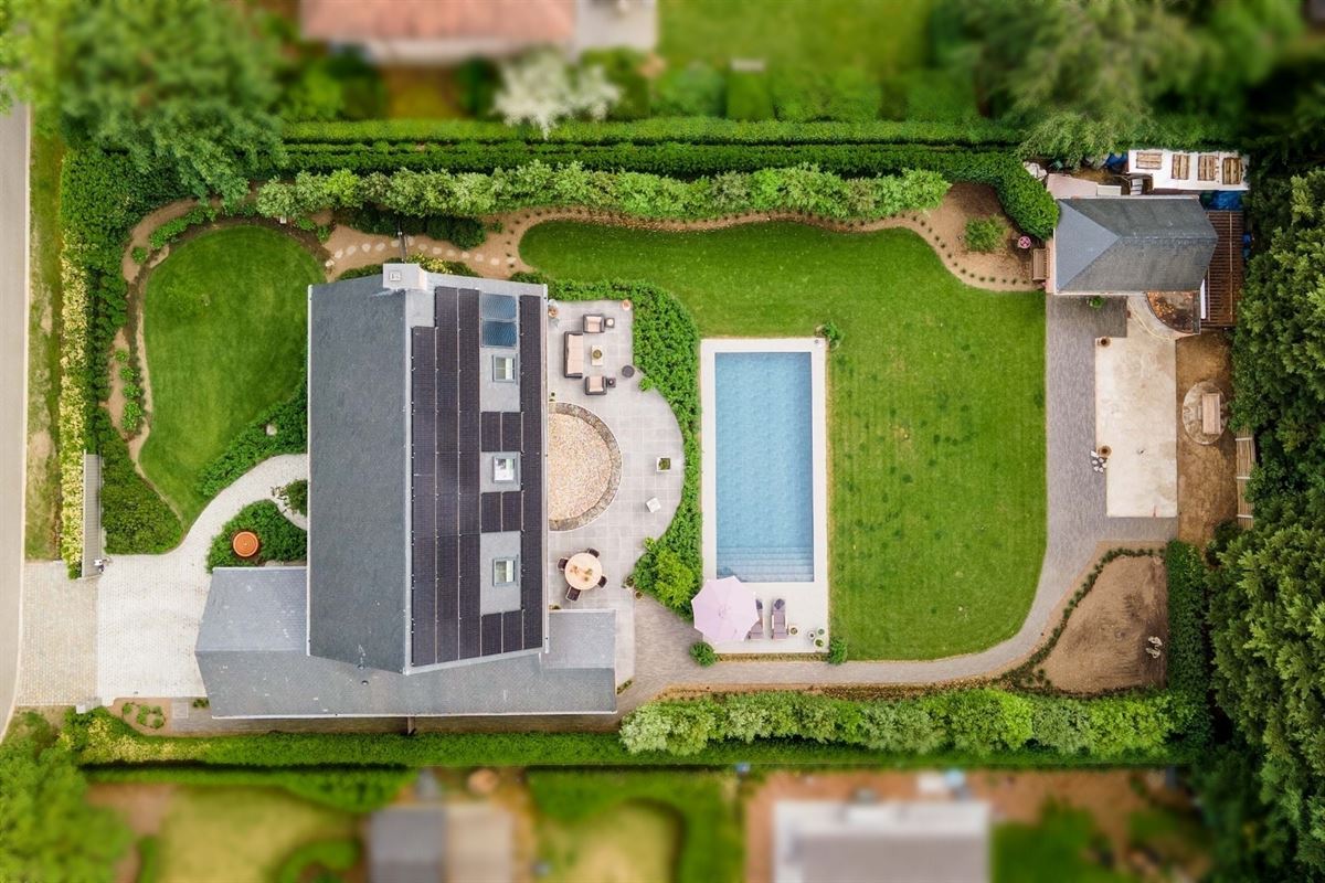 Completely renovated villa with pool and outbuilding