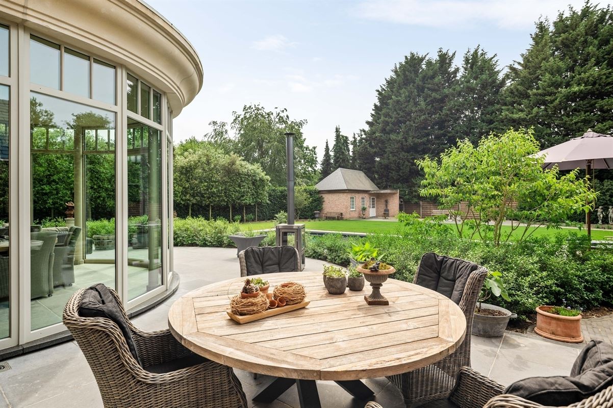 Completely renovated villa with pool and outbuilding