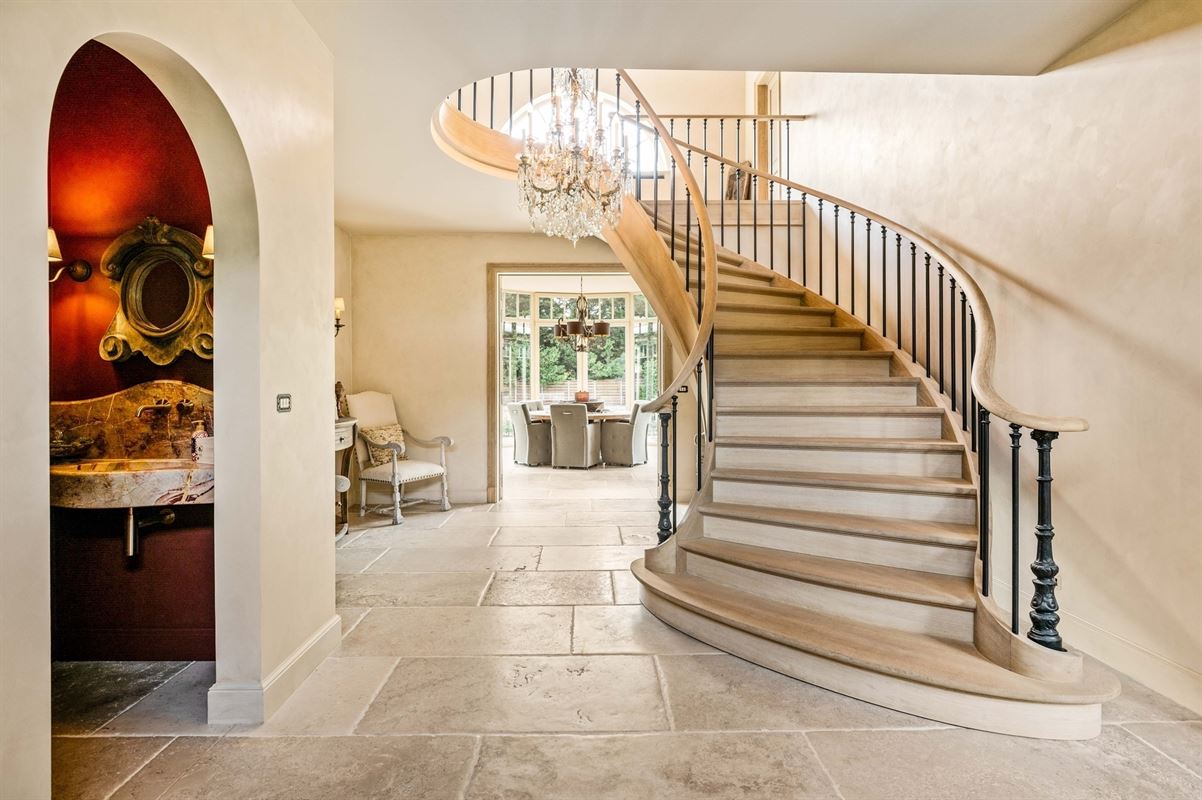 Completely renovated villa with pool and outbuilding