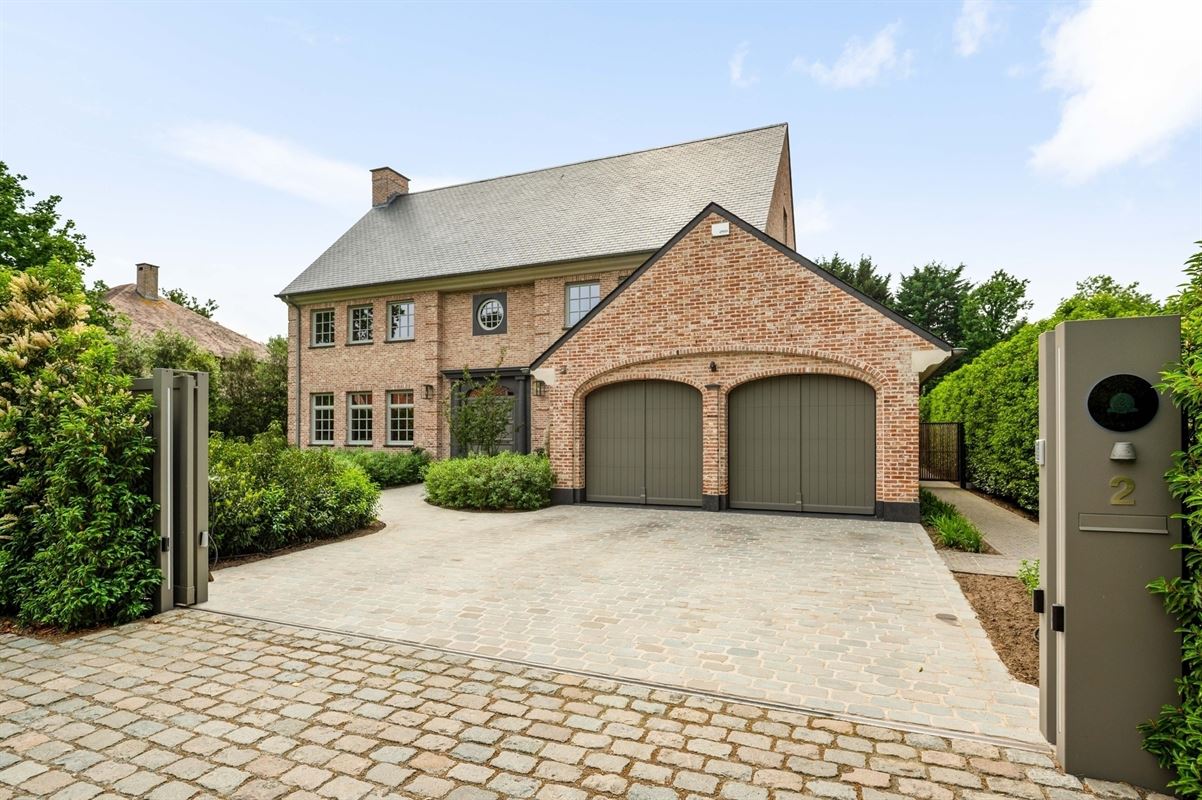 Completely renovated villa with pool and outbuilding