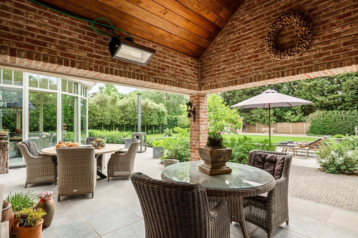 Completely renovated villa with pool and outbuilding