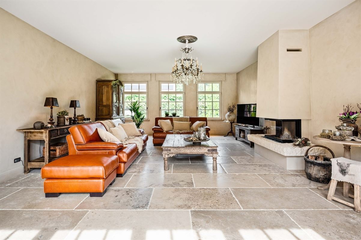 Completely renovated villa with pool and outbuilding