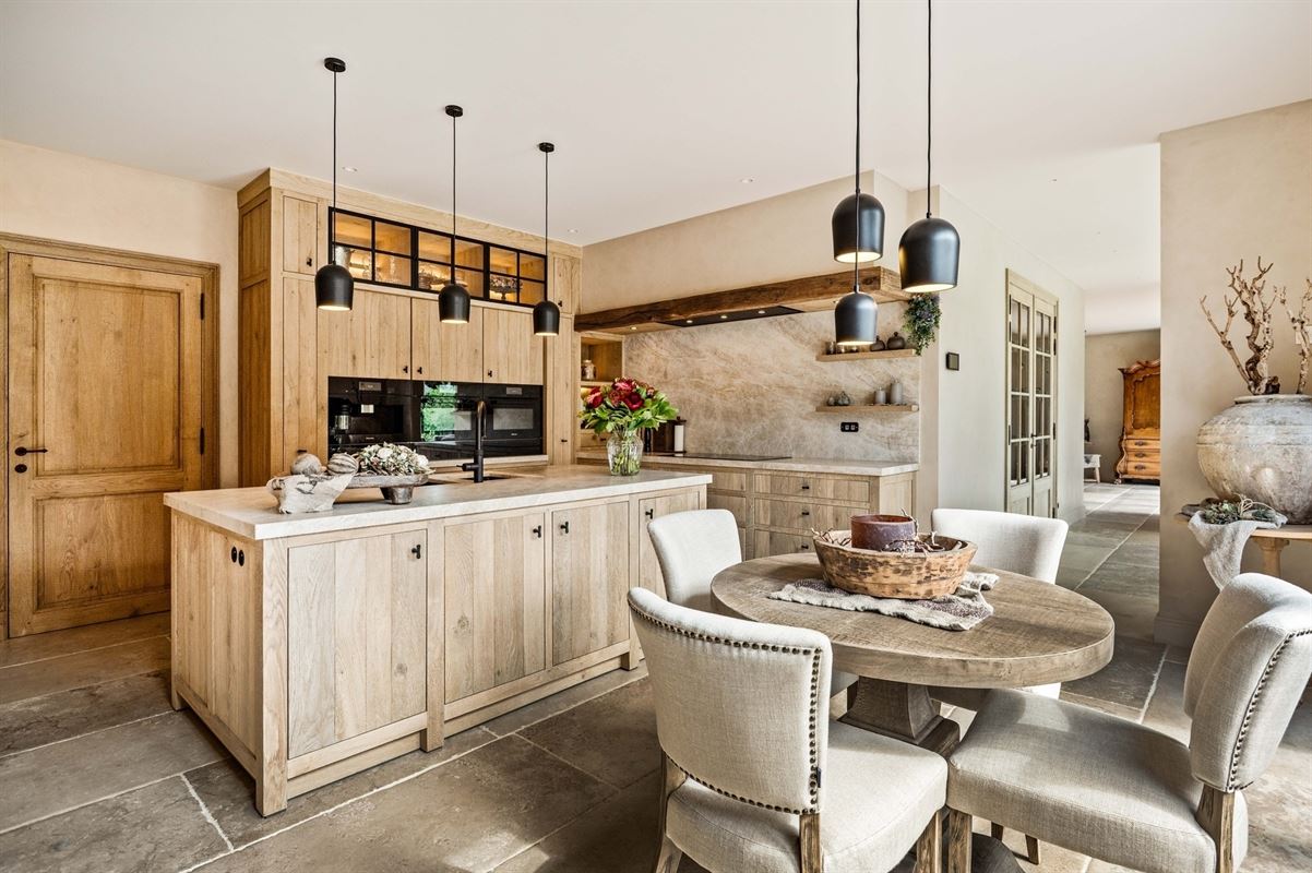Completely renovated villa with pool and outbuilding