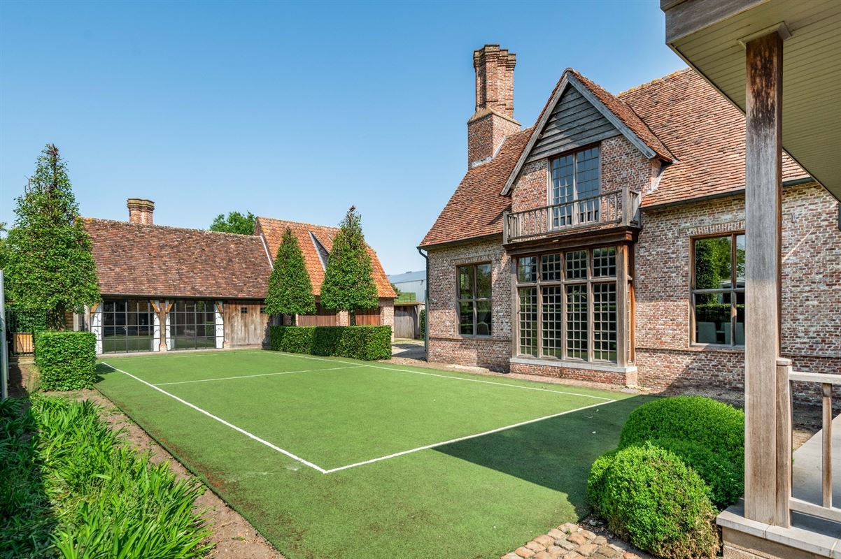 Karaktervolle villa in Engelse Cottage stijl met bijgebouwen nabij het centrum