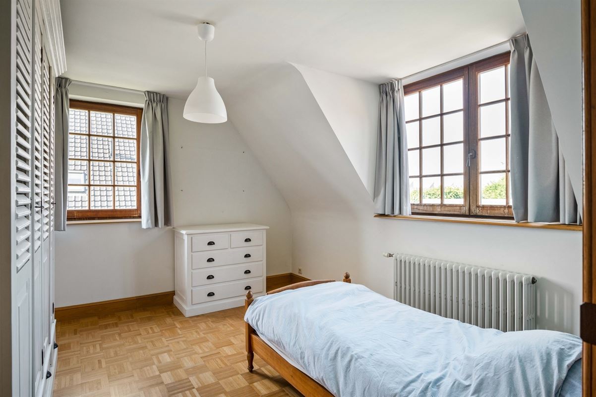 Karaktervolle villa in Engelse Cottage stijl met bijgebouwen nabij het centrum