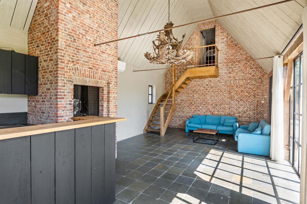 Karaktervolle villa in Engelse Cottage stijl met bijgebouwen nabij het centrum