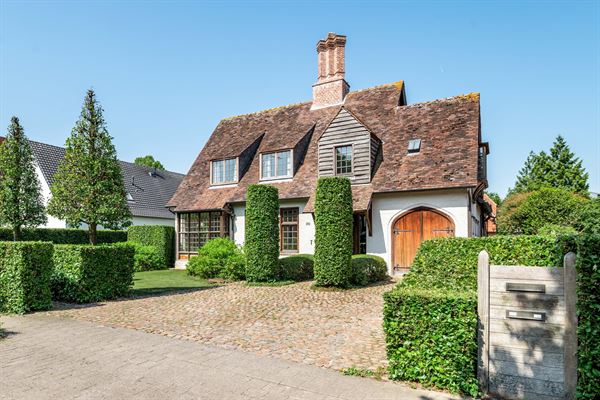 Karaktervolle villa in Engelse Cottage stijl met bijgebouwen nabij het centrum