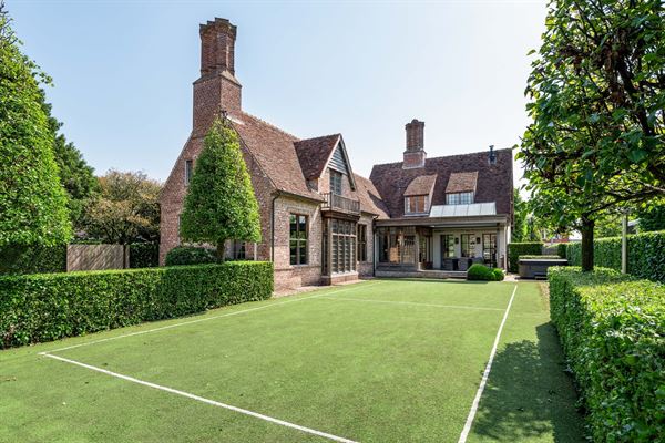 Karaktervolle villa in Engelse Cottage stijl met bijgebouwen nabij het centrum