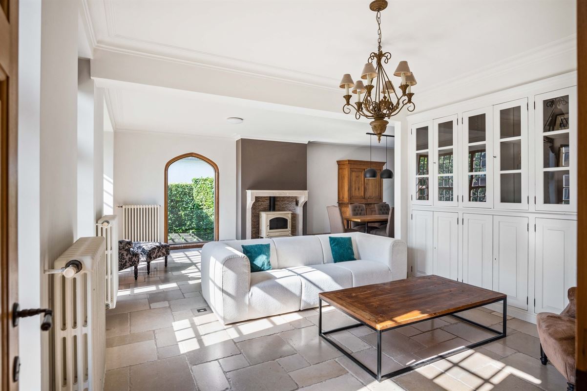 Karaktervolle villa in Engelse Cottage stijl met bijgebouwen nabij het centrum