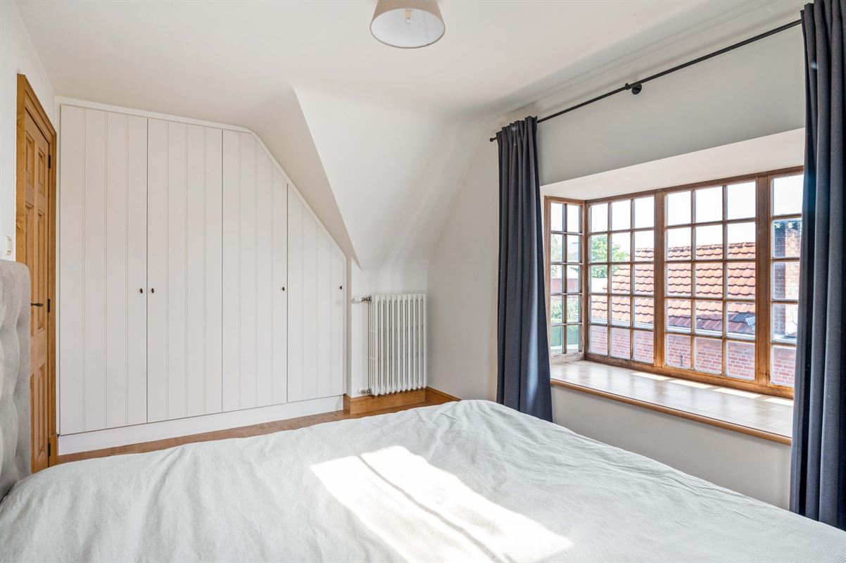 Karaktervolle villa in Engelse Cottage stijl met bijgebouwen nabij het centrum