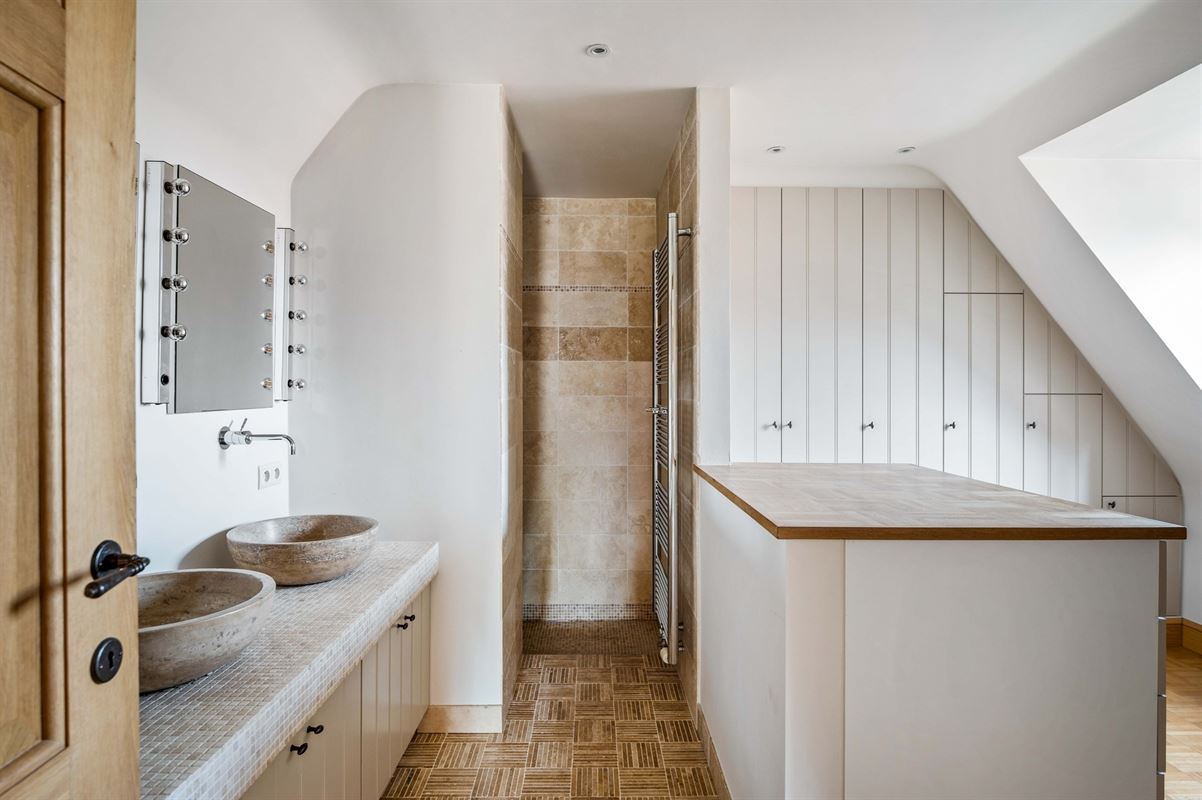Karaktervolle villa in Engelse Cottage stijl met bijgebouwen nabij het centrum