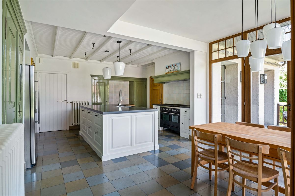 Karaktervolle villa in Engelse Cottage stijl met bijgebouwen nabij het centrum